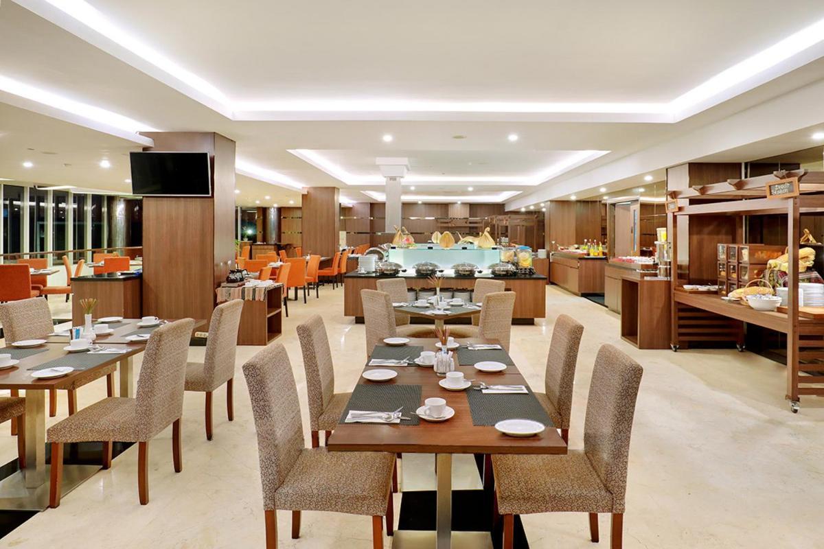 Aston Kupang Hotel & Convention Center Buitenkant foto