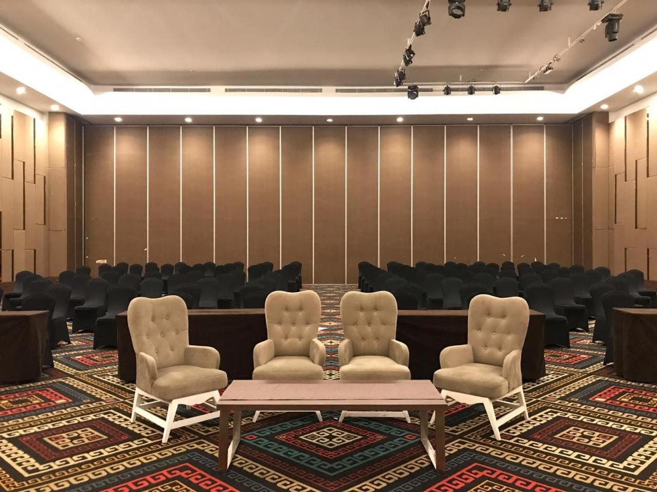 Aston Kupang Hotel & Convention Center Buitenkant foto
