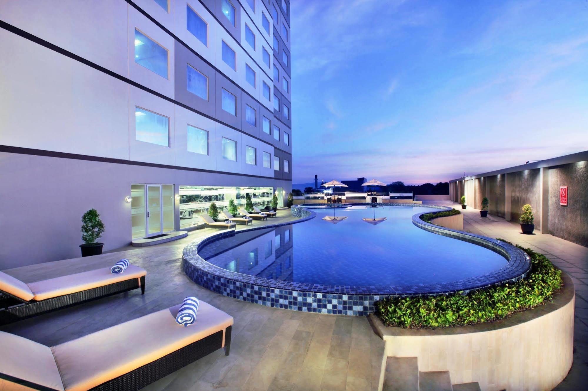 Aston Kupang Hotel & Convention Center Buitenkant foto